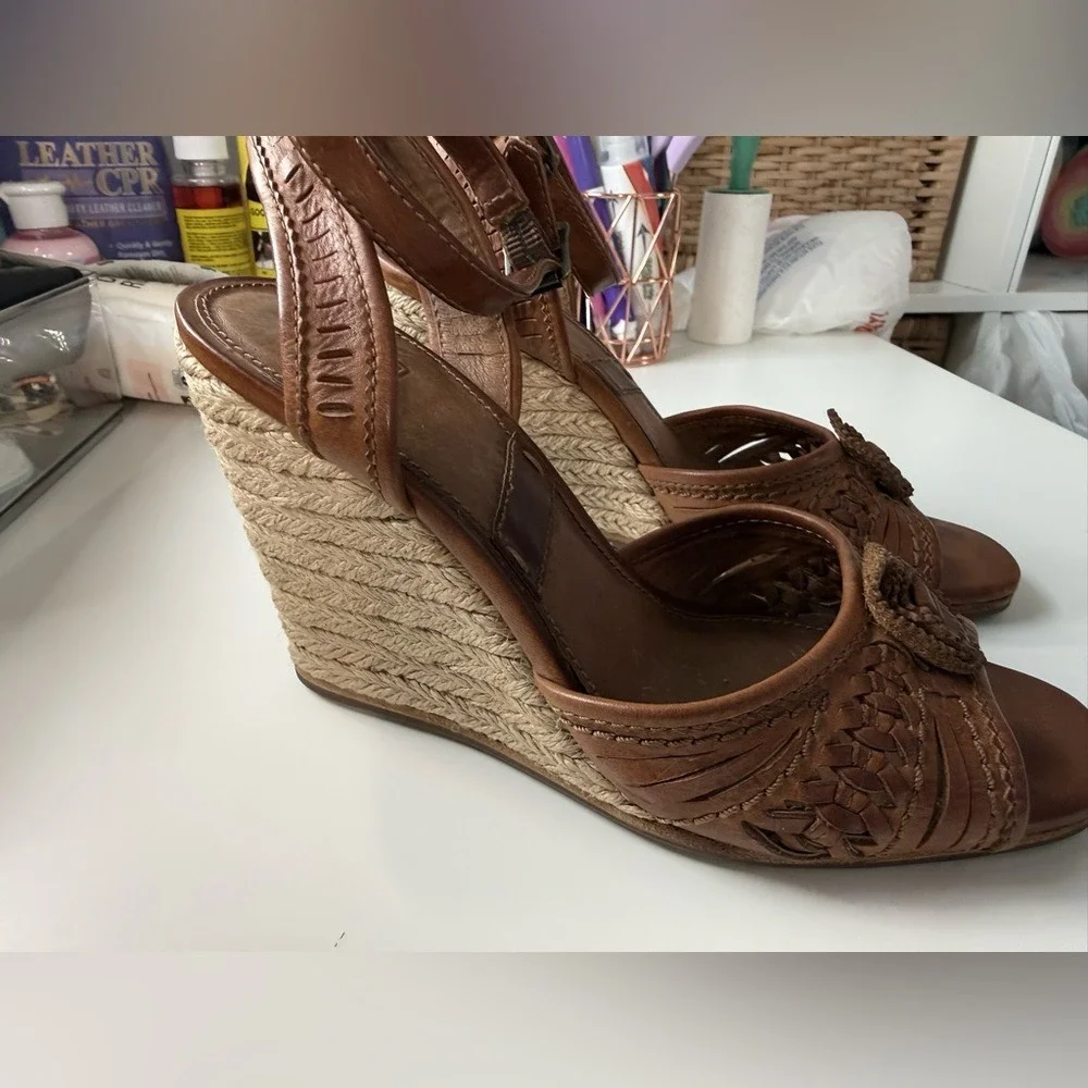Frye Brown Leather Wedge Sandals Stacked Heel 3413854-BRN Size 7.5M‎